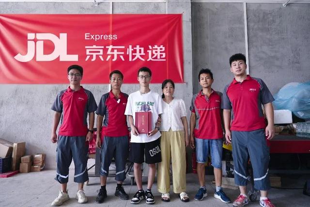 京东的快递员子女考上大学，收到“专属贺礼”