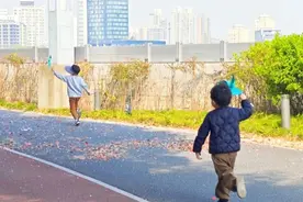 在世界孤独症日，一群特需儿童在黄浦滨江赏花游玩……图片