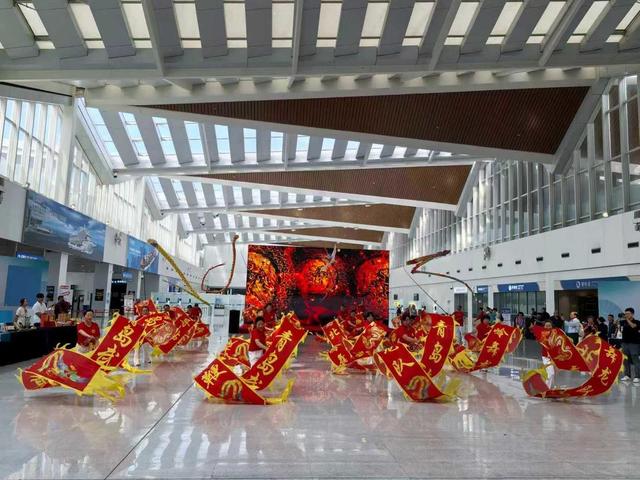 中国首艘五星红旗邮轮抵青！最大美洲入境团见证“邮轮+文旅”新高度