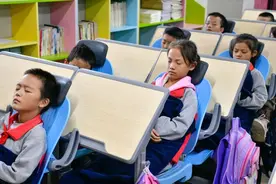 你家娃每天睡几个小时？——部分中小学生睡眠不足现象调查图片