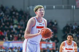 重磅💣︎！CBA官方：周琦停赛两场罚10万杜锋罚1万 莫兰德罚2万图片