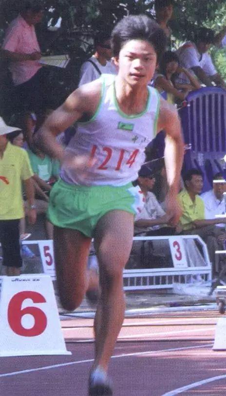 “亚洲飞人”苏炳添完成职业生涯最后一战，领衔广东队夺得全运会男子百米接力赛第四名，湖北队获金牌