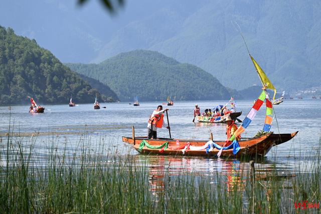 坐猪槽船泛舟泸沽湖，跳甲搓舞感受摩梭文化……凉山州首届泸沽湖转山转海节启幕