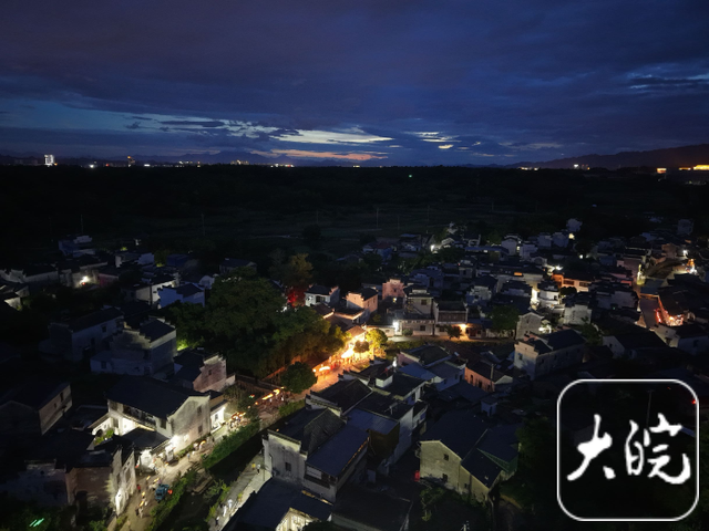 徽州千年古村夏夜：鱼灯穿街巷，烟花照黛瓦