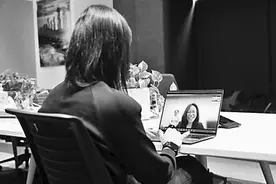 一朵“云”两端的濒危动物守护者图片