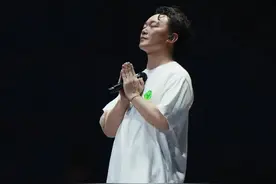 下巴缝30多针，陈奕迅透露恢复情况：以后唱歌嘴巴可能张不开图片