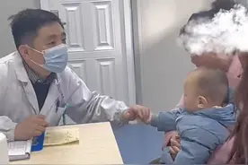 1岁孩子嘴巴被家里宠物狗咬伤，医生发出春季养宠提醒图片