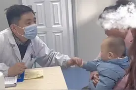 1岁孩子嘴巴被家里宠物狗咬伤，医生发出春季养宠提醒图片
