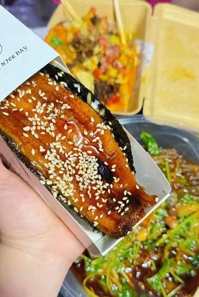 柳北烟火 |中秋夜！凤凰岭大桥把月亮「挂」在侗族飞檐下，邀你桥边赏月光、啃烤串，解锁3种神仙赏月姿势