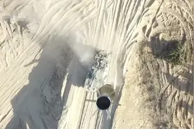 哈马斯宣布用无人机摧毁以军最先进坦克：一发RPG炮弹投下 坦克瞬间腾起浓烟图片