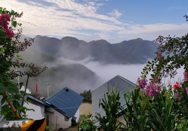 河南西峡：雨后山村景如画