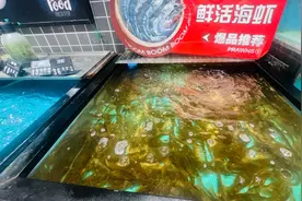 青岛海鲜市场迎来鲜虾热潮，市民热情高涨图片
