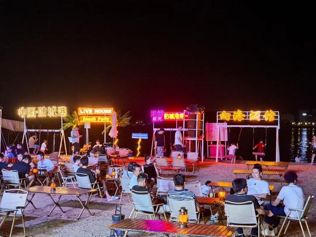 从夕阳西沉到夜幕降临，海风正把防城港这些沙滩酒吧的故事吹向你~