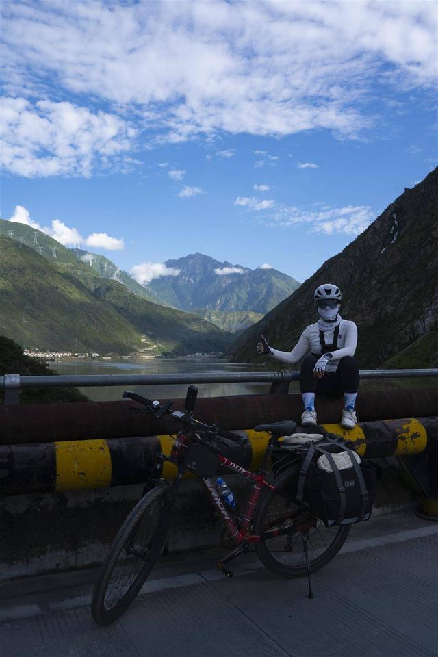 打工筹措旅行费  湖北女生23天骑行川藏线体验雪域大美