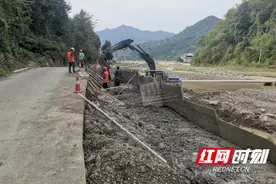 国庆我在岗丨惠及两乡2.5万农村群众出行 这个公路改造项目开足马力向前推进图片