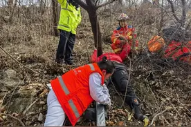 北京范崎路突发意外！摩托车撞护栏，骑手被甩下山坡图片