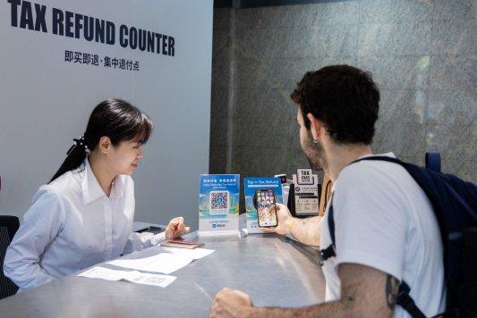 能扫也能“碰”，上海奥特莱斯、南京路步行街、三亚免税城等成外国游客最爱消费热门商圈
