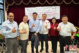 香港议员设社区咨询站 助外籍少数族裔办理往来内地通行证图片