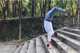 山东男子将倒立勇登崀山之巅图片