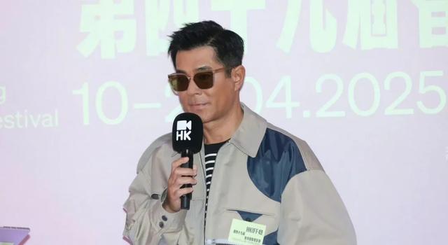 古天乐回应“不用智能手机”传闻：我其实真不想用，但电视台不支持旧设备了，已经用了七八年，主要用来上网看新闻，还会看占卜