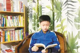 担任校园领读人的他  畅游书海 博学多才图片