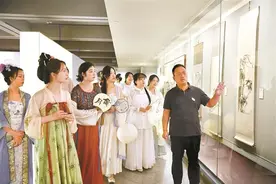 身着华服 夜访夏花 关山月美术馆举办探画寻花艺游会图片