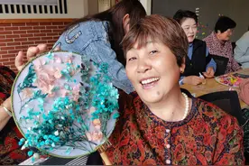 制团扇、饰草帽、编花篮……黄湖镇花式表白母亲，共促乡风文明图片