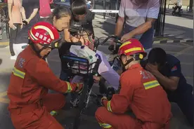 加装共享单车“儿童座椅”致女童右脚被卡，北京丰台消防破拆救援图片