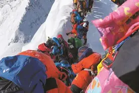 珠峰南坡冰川退缩存隐患：希拉里台阶出现拥堵并发生坍塌，5人坠落，其中2人身亡图片