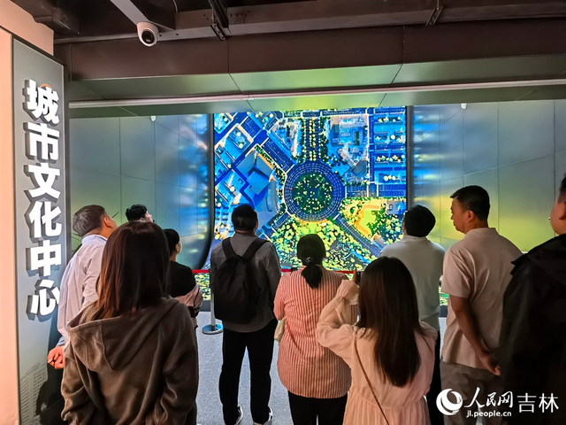 一路欢歌一路景 百年长街漾新声