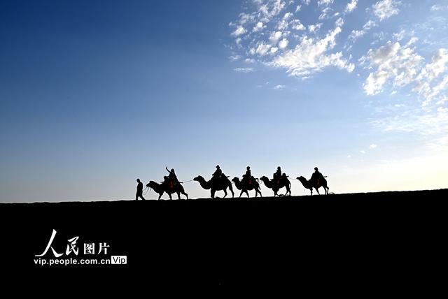 甘肃敦煌：秋游大漠