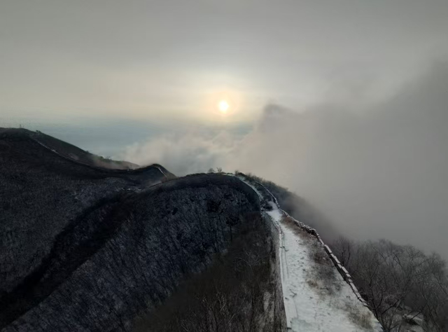 雪中箭扣长城，宛若雪龙盘旋山间