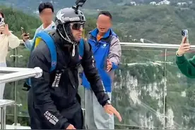 视频疯传：外国男子在云南跳伞时开伞失败，急速坠落？景区澄清图片