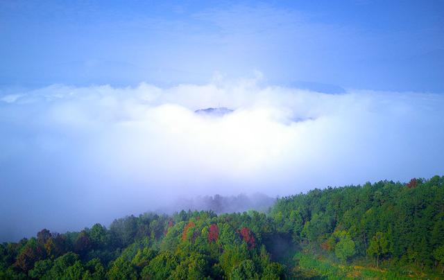 巴东：雾漫石喊山，深秋美如画