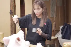 【青新人物志】青岛美少女爱玩猪？她靠撸猪月入4万！图片