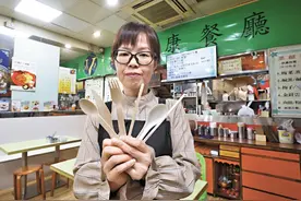 港媒：“走塑”两月，不少香港市民吃饭自备餐具图片