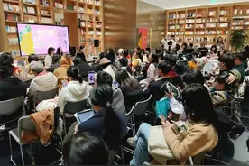 从书中阅读“她世界”图片