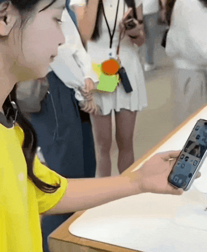 抢到iPhone17的年轻人，学会用舌头给爱豆点赞了