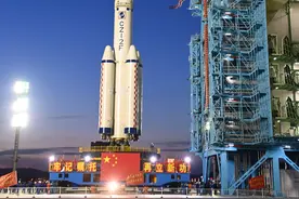 镜观中国·新华社国内新闻照片一周精选丨神舟二十号计划近日择机实施发射 船箭组合体转运至发射区（10）图片