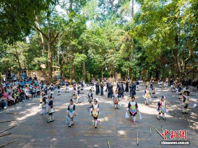 贵州岜沙苗寨迎来暑期旅游旺季