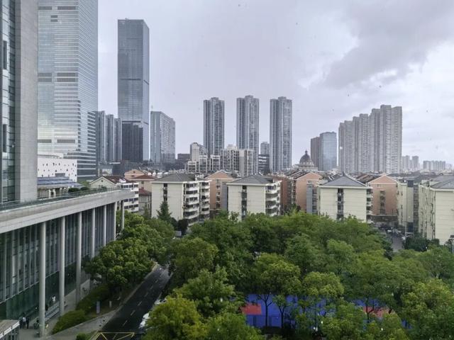 无锡突降大雨，下得挺着急!