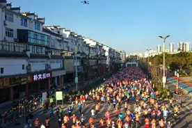 “6岁女孩跑马拉松”，家长磨炼孩子别走火入魔 | 新京报快评图片