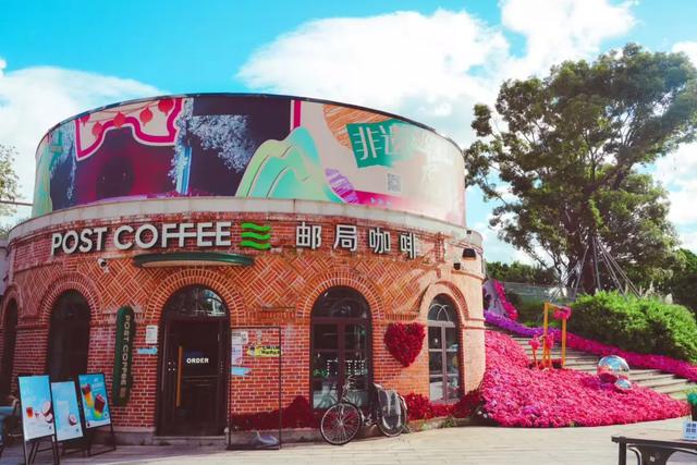 “神秘人物”亮相青年广场!一起开启江畔浪漫之旅!