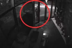 “蒙面窃贼”戴摩托车头盔遮脸，“破解”十位数密码？上海宝山警方侦破→图片