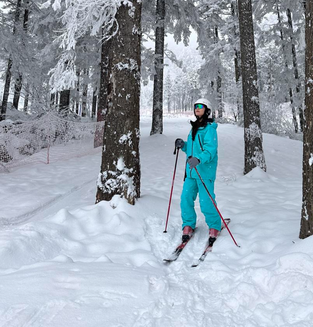 四川冬季旅游季开幕：羌人谷滑雪场“开板”迎客  吸引2000余人现场体验