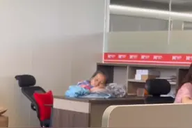 佛山一员工带阿尔茨海默症母亲上班，老板一个举动让全网感动图片