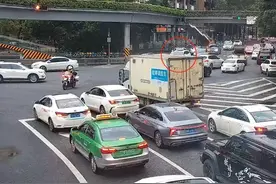 紧急！孕妇羊水破裂，成都交警护送就医图片
