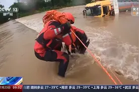 海南昌江油罐车冲入河道 3人被困车顶成功获救图片