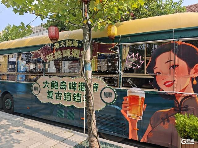 百年老街迎来最潮穿越之旅！电音复古铛铛车亮相青岛啤酒节老城会场