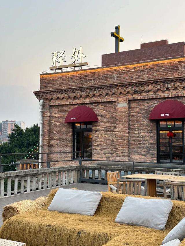 “神秘人物”亮相青年广场!一起开启江畔浪漫之旅!